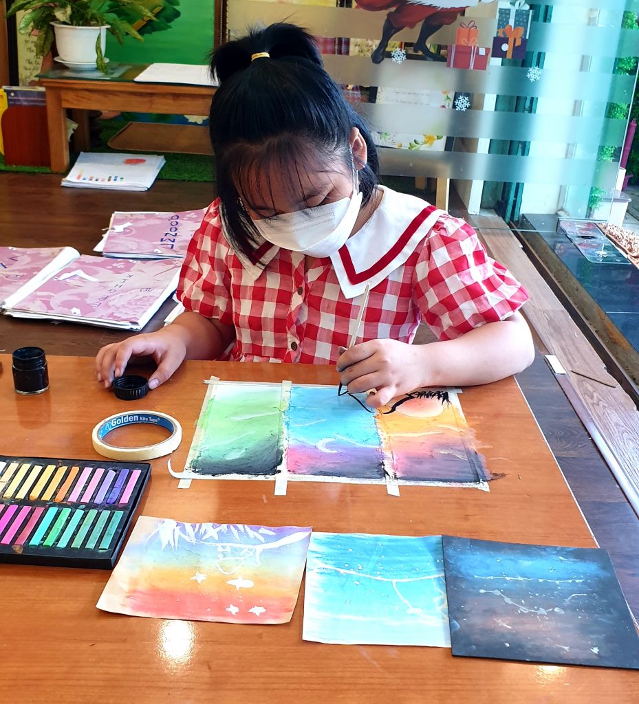 Bé thực hành vẽ